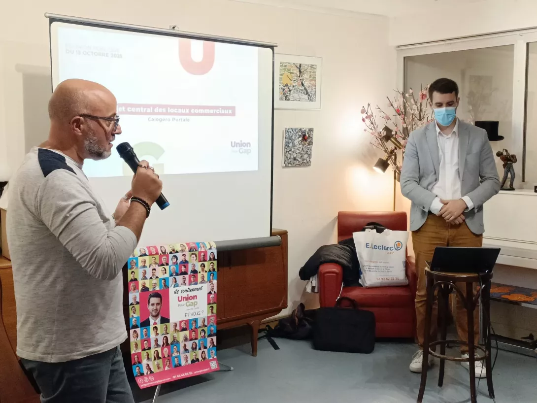 Calogero et Elie présentant la réunion sur le centre-ville