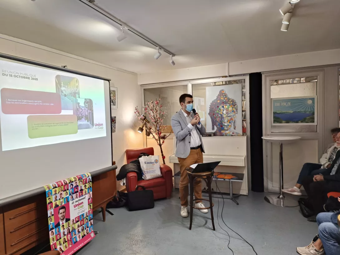 Elie présentant la réunion sur le centre-ville