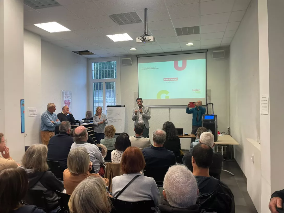 Elie devant le public - Réunion Publique - 30 Septembre 2025