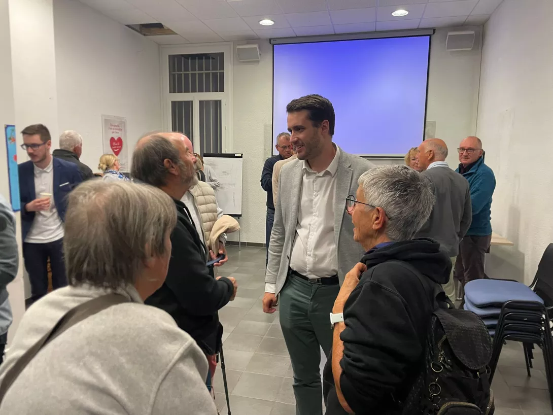 Elie discutant en fin de réunion - Réunion Publique - 30 Septembre 2025