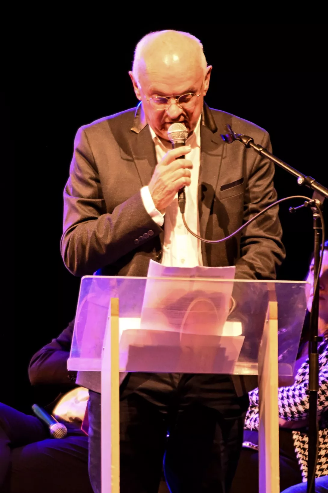 Gérard Jean présentant le pavillon des cultures au Tempo